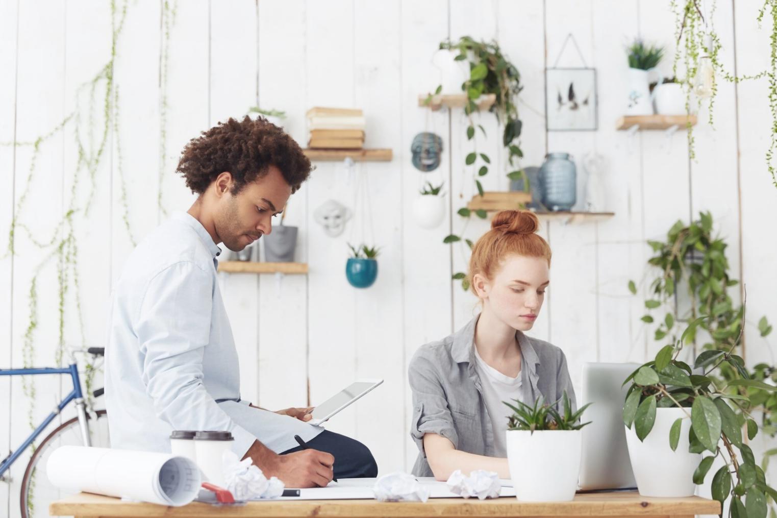 Викладач пояснює матеріал за допомогою інтерактивної дошки