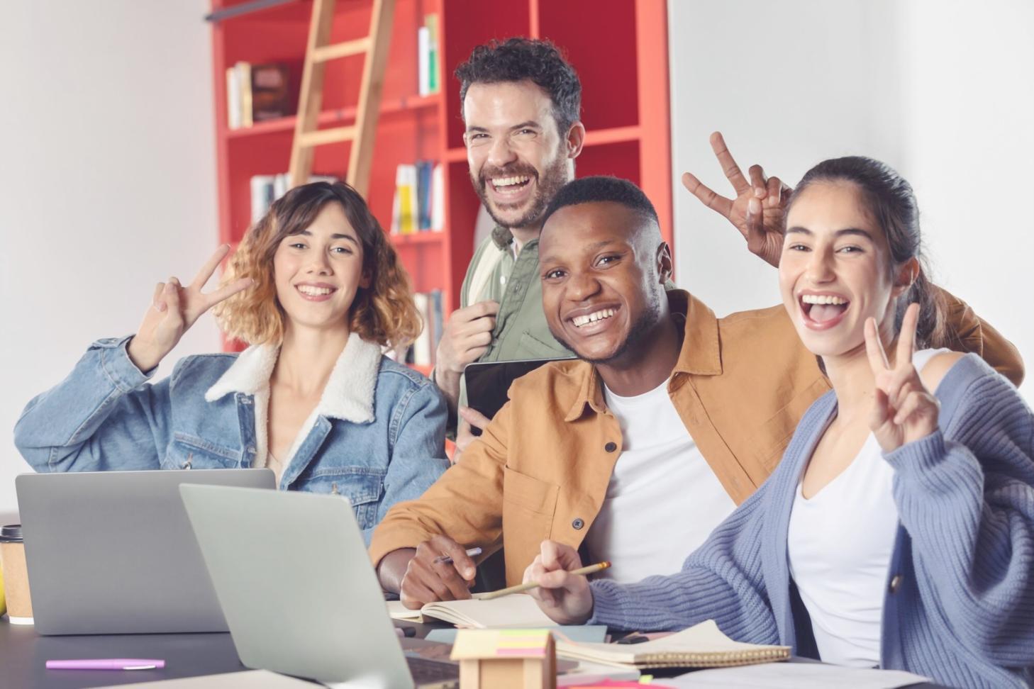 Студенти вивчають англійську за допомогою сучасних технологій